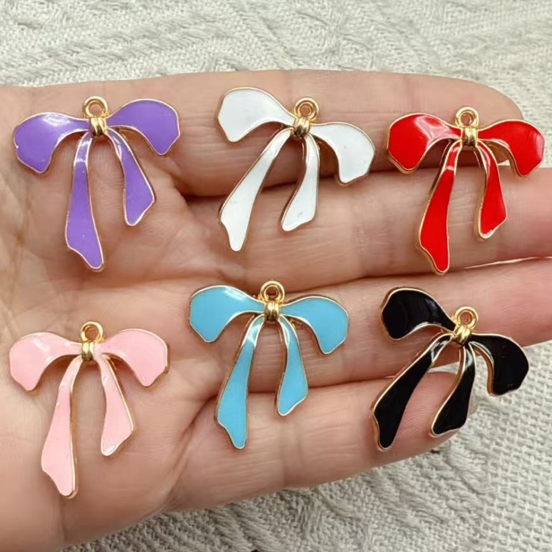 10個入り蝶ネクタイ型メタルエナメルチャームペンダント、DI - Bow Tie Pre Tied のレビューと価格