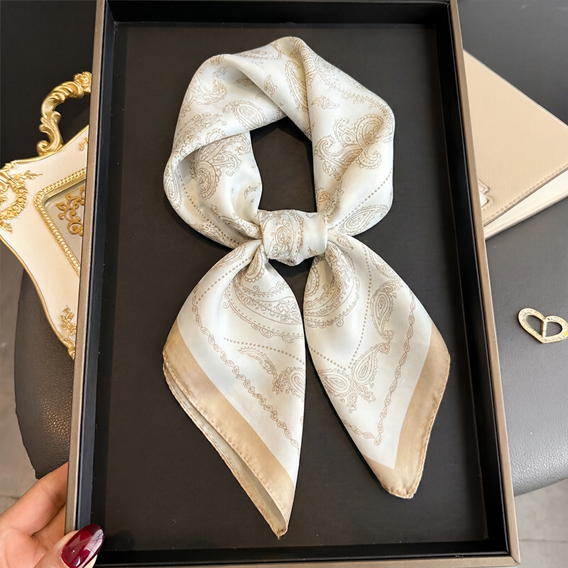 ヴィンテージベージュペイズリープリントスクエアスカーフサテン - Ascot Neck Scarf のレビューと価格