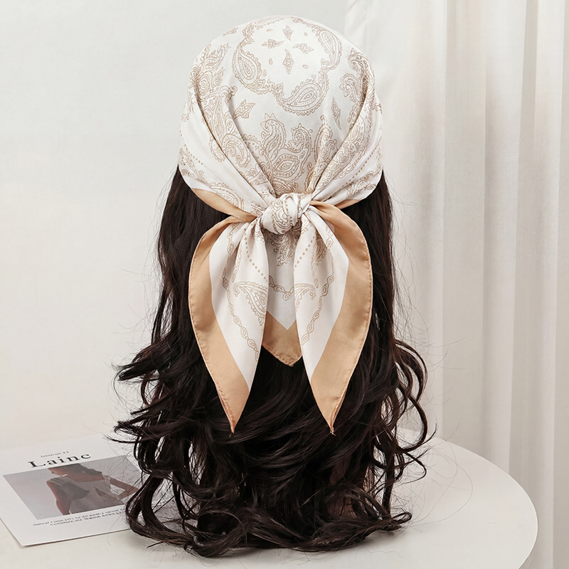 ヴィンテージベージュペイズリープリントスクエアスカーフサテン - Ascot Neck Scarf のレビューと価格